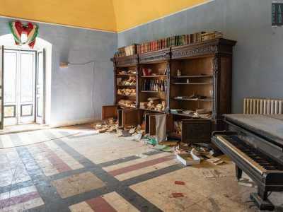 Alcuni gradini ci portano invece in un vano dove �riposa� un pianoforte a coda...